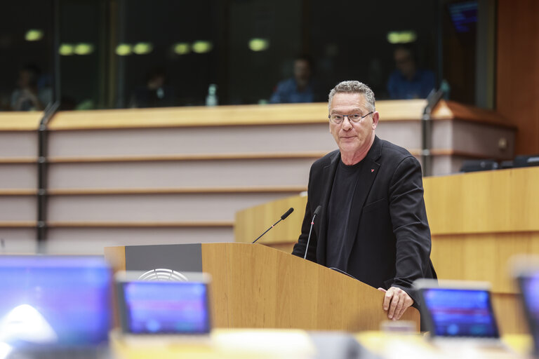 Valokuva 21: EP Mini-Plenary Session - The EU's response to the Israeli government's plan to seize the Gaza Strip, ensuring effective humanitarian support and the liberation of hostages