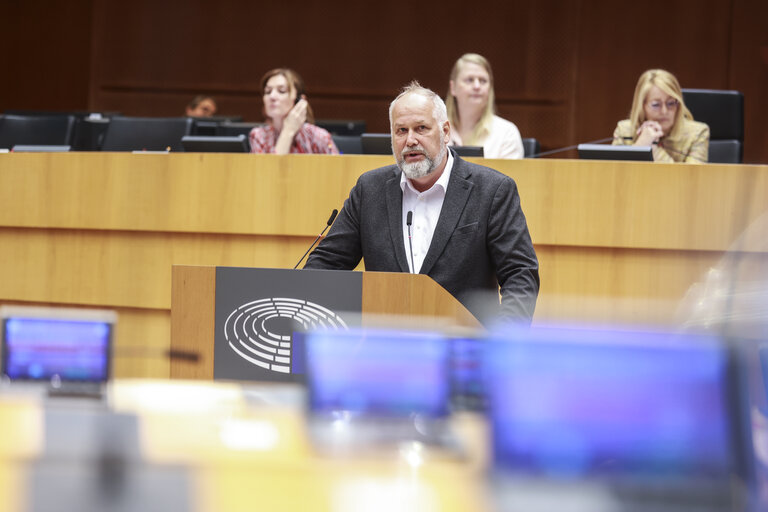 Valokuva 17: EP Mini-Plenary Session - The EU's response to the Israeli government's plan to seize the Gaza Strip, ensuring effective humanitarian support and the liberation of hostages