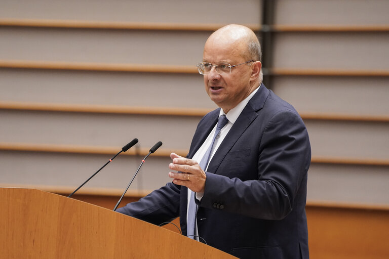 Foto 37: EP Mini-Plenary Session - Russian energy phase out, Nord Stream and the EU's energy-sovereignty