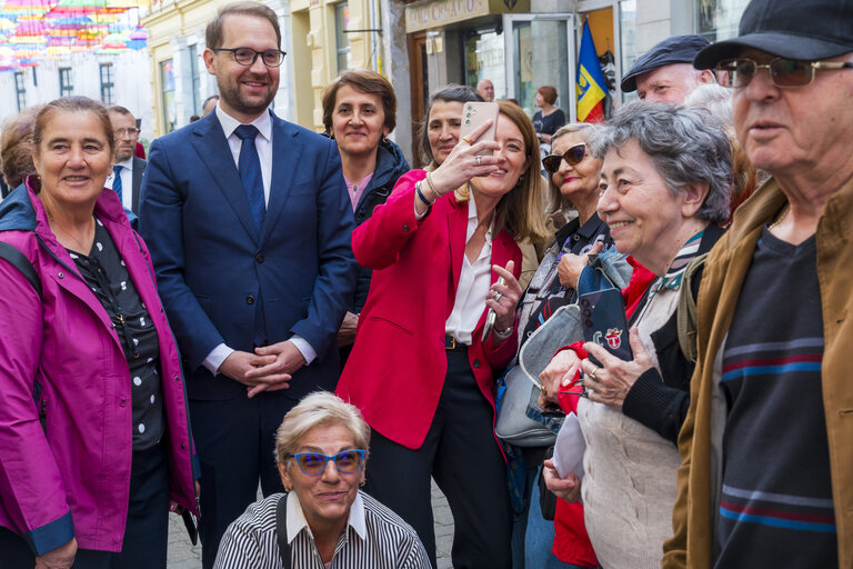 Foto 1: Roberta METSOLA, EP President Official visit to Timisoara (Romania) - Walk to the Philharmonic Hall with Dominic FRITZ, Mayor of Timișoara