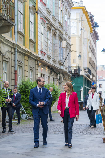 Foto 6: Roberta METSOLA, EP President Official visit to Timisoara (Romania) - Walk to the Philharmonic Hall with Dominic FRITZ, Mayor of Timișoara