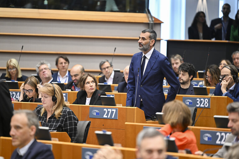 Photo 20: EP Mini-Plenary Session - Voting session