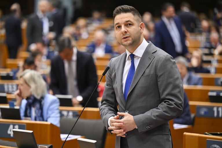 Photo 31: EP Mini-Plenary Session - Voting session