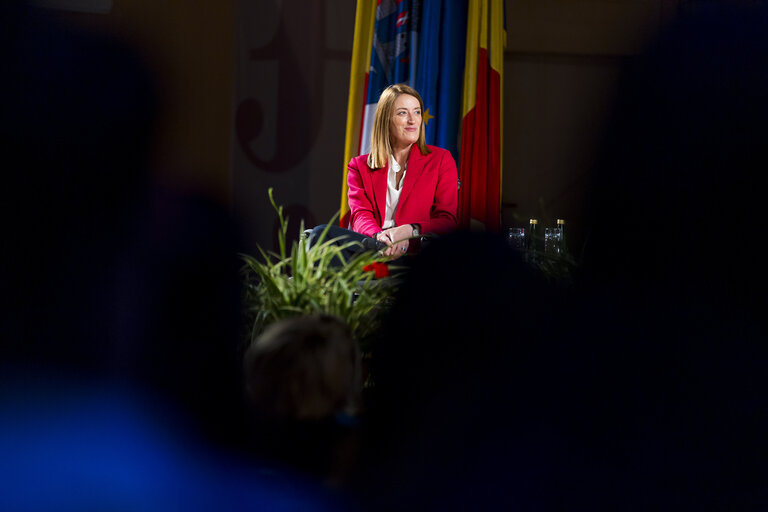 Φωτογραφία 6: Roberta METSOLA, EP President Official visit to Timisoara (Romania) - Town Hall discussion with Romanian students