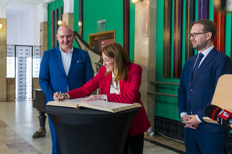 Φωτογραφία 2: Roberta METSOLA, EP President Official visit to Timisoara (Romania) - Town Hall discussion with Romanian students