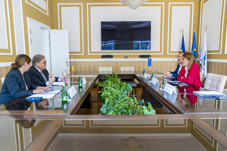 Zdjęcie 2: Roberta METSOLA, EP President Official visit to Timisoara (Romania) - Bilateral meeting with Emil HUREZEANU, Minister of Foreign Affairs of Romania