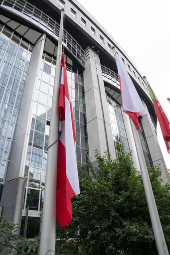 Fotografie 12: European and Austrian flags at half-mast in front of EP buildings in Brussels and Strasbourg, as a sign of European solidarity and out of respect for the victims of the school shooting in Graz, Austria