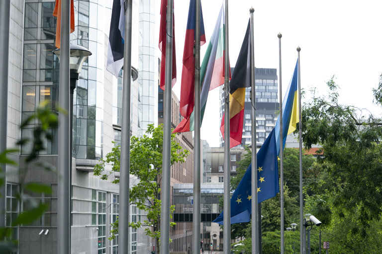Fotografie 15: European and Austrian flags at half-mast in front of EP buildings in Brussels and Strasbourg, as a sign of European solidarity and out of respect for the victims of the school shooting in Graz, Austria
