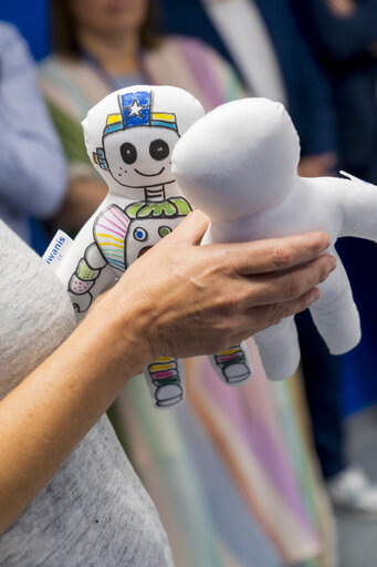 Fotagrafa 12: Roberta METSOLA, EP President visits Queen Fabiola Children's University Hospital on International Day of Play