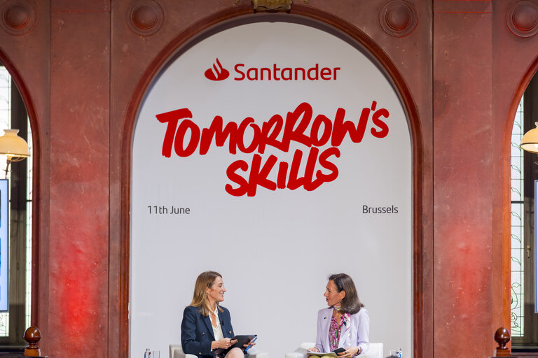 Foto 8: Fireside chat with Roberta METSOLA, EP President and Ana BOTIN, Executive Director of Banco Santander
