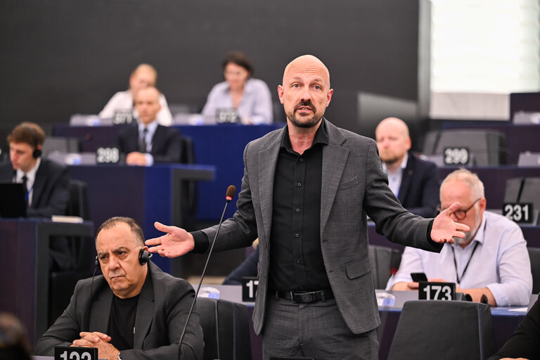 Fotografie 6: EP Plenary session - Resumption of session and order of business