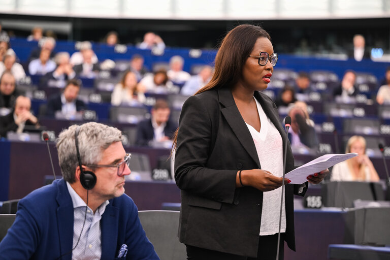 Fotografie 16: EP Plenary session - Resumption of session and order of business
