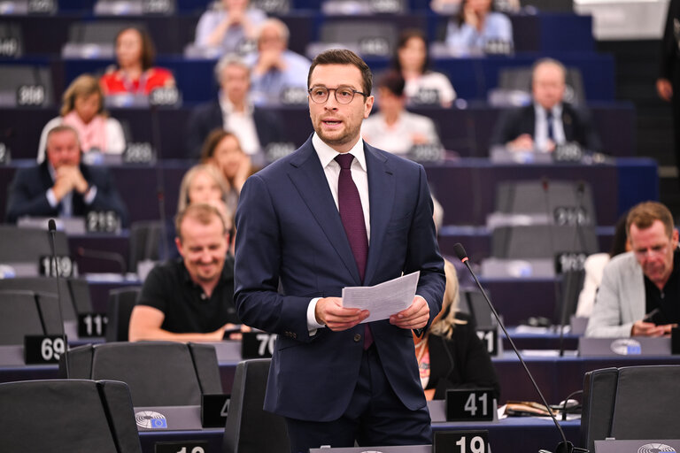 Fotografie 18: EP Plenary session - Resumption of session and order of business