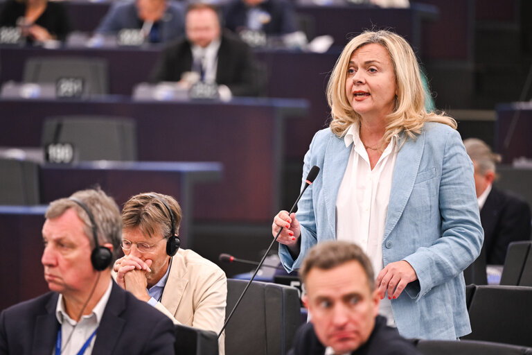 Fotografie 12: EP Plenary session - Resumption of session and order of business