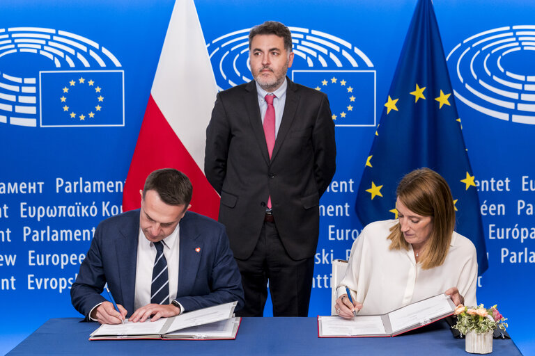 LEX signing ceremony in the presence of Roberta METSOLA, EP President and Adam SZLAPKA, Minister for the European Union on behalf of the Polish Presidency