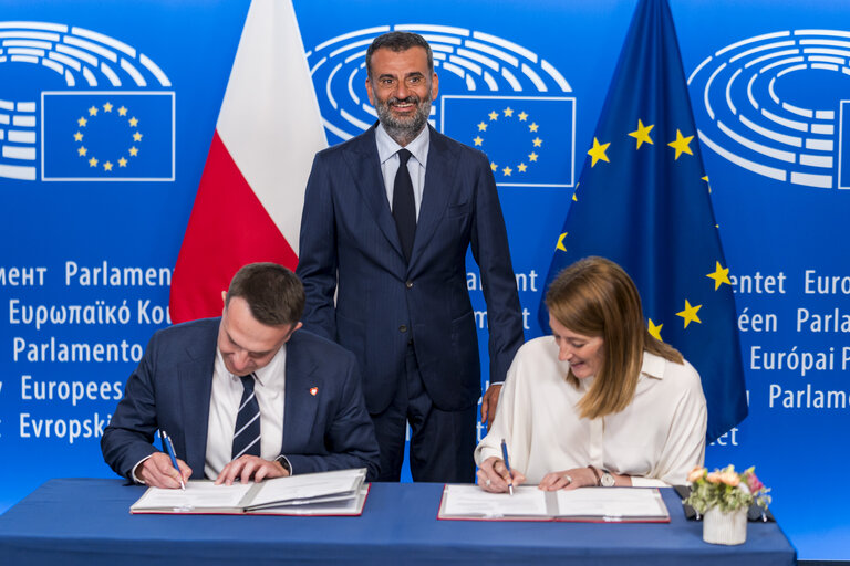 LEX signing ceremony in the presence of Roberta METSOLA, EP President and Adam SZLAPKA, Minister for the European Union on behalf of the Polish Presidency
