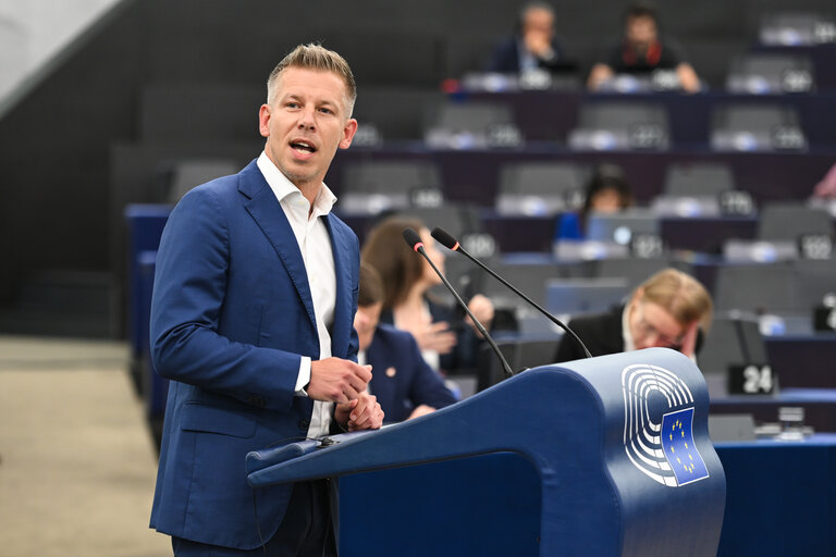 Fotogrāfija 11: EP Plenary session - EU framework conditions for competitive, efficient and sustainable public transport services at all levels