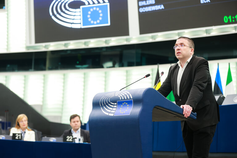 Photo 41: EP Plenary session - Institutional and political implications of the EU enlargement process and global challenges