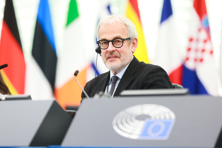 Photo 40: EP Plenary session - Institutional and political implications of the EU enlargement process and global challenges