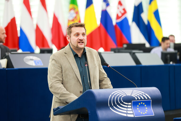 Photo 33: EP Plenary session - Institutional and political implications of the EU enlargement process and global challenges
