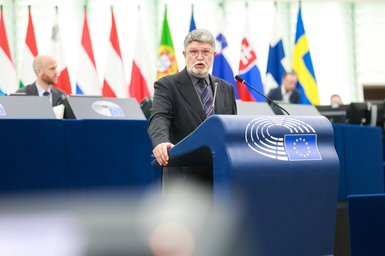 Photo 47: EP Plenary session - Institutional and political implications of the EU enlargement process and global challenges