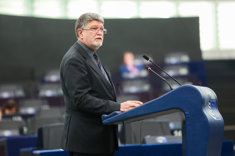 Photo 49: EP Plenary session - Institutional and political implications of the EU enlargement process and global challenges