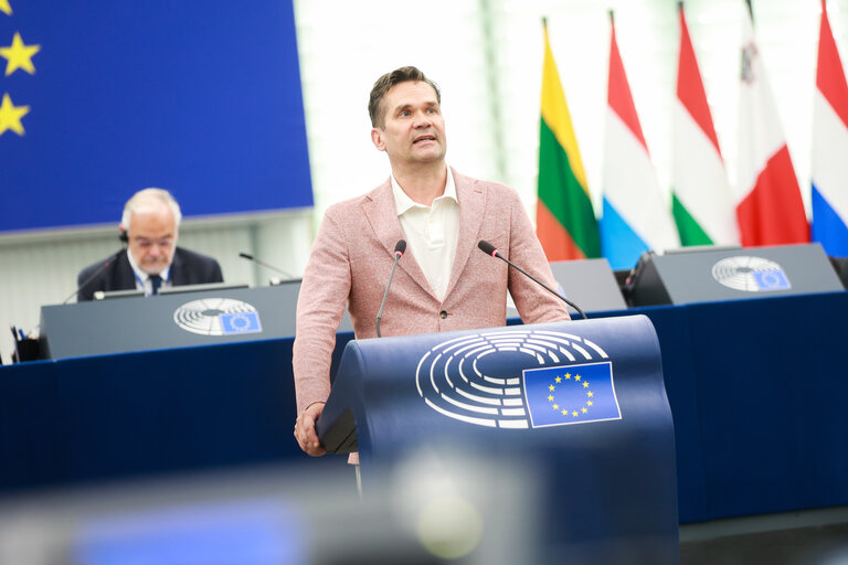 Photo 19: EP Plenary session - Institutional and political implications of the EU enlargement process and global challenges