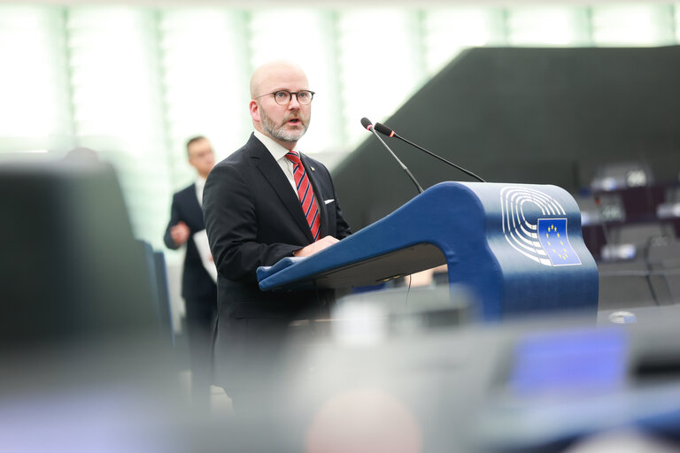 Photo 45: EP Plenary session - Institutional and political implications of the EU enlargement process and global challenges