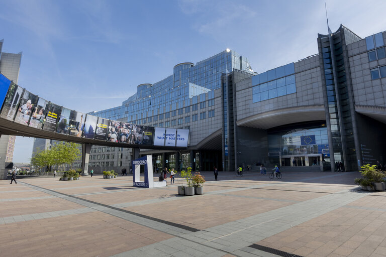 Outside view of the EP headquarters in Brussels - Change of Skywalk – EU long-term budget campaign