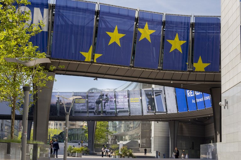 Outside view of the EP headquarters in Brussels - Change of Skywalk – EU long-term budget campaign