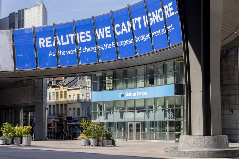 Outside view of the EP headquarters in Brussels - Change of Skywalk – EU long-term budget campaign