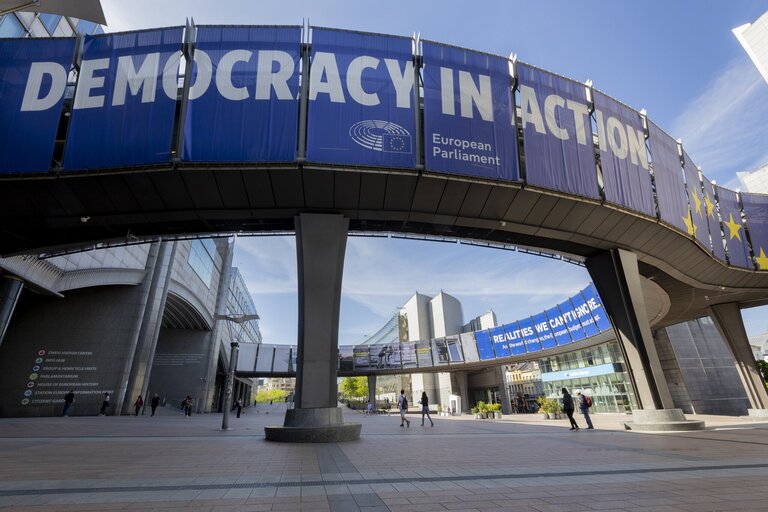 Outside view of the EP headquarters in Brussels - Change of Skywalk – EU long-term budget campaign