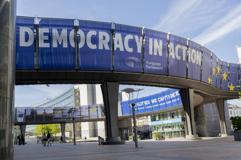 Outside view of the EP headquarters in Brussels - Change of Skywalk – EU long-term budget campaign