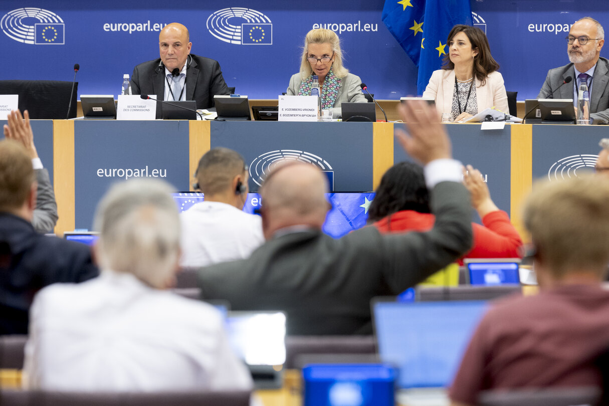 TRAN vote on two legislations that seek to reinforce passenger rights
