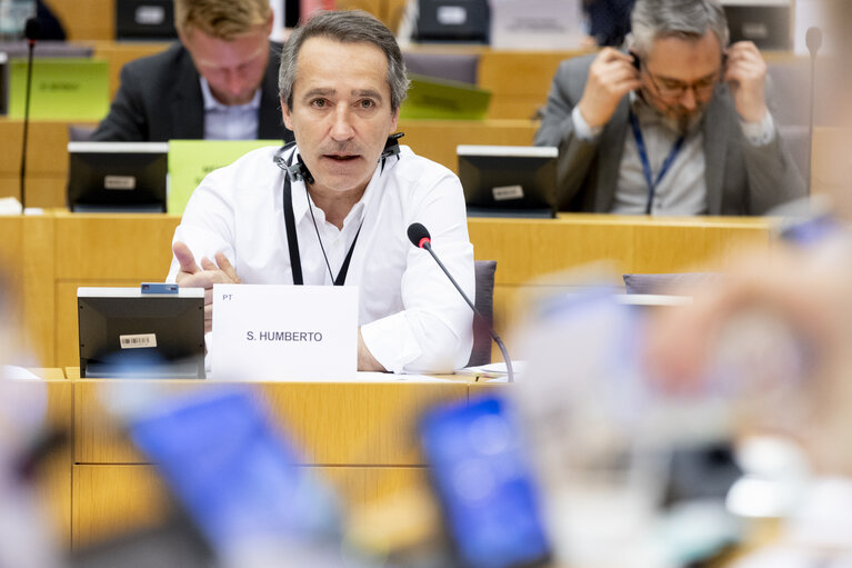 Photo 14: TRAN vote on two legislations that seek to reinforce passenger rights