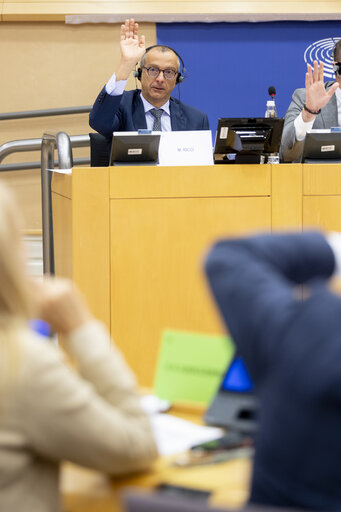 Photo 15: TRAN vote on two legislations that seek to reinforce passenger rights