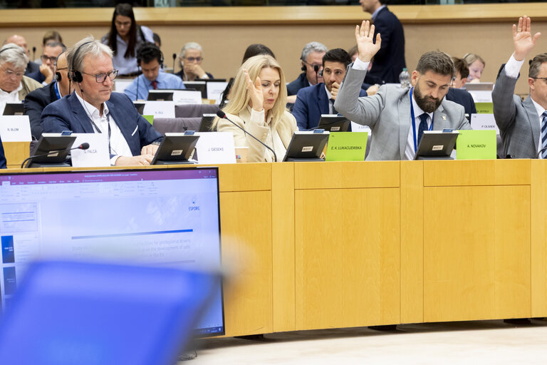 Photo 21: TRAN vote on two legislations that seek to reinforce passenger rights