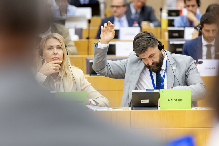 Photo 27: TRAN vote on two legislations that seek to reinforce passenger rights