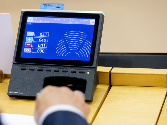 Photo 20: TRAN vote on two legislations that seek to reinforce passenger rights