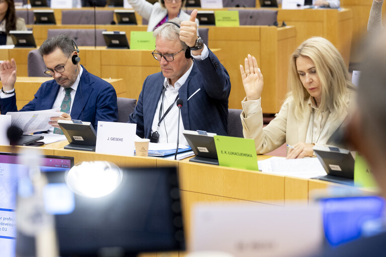 Photo 19: TRAN vote on two legislations that seek to reinforce passenger rights