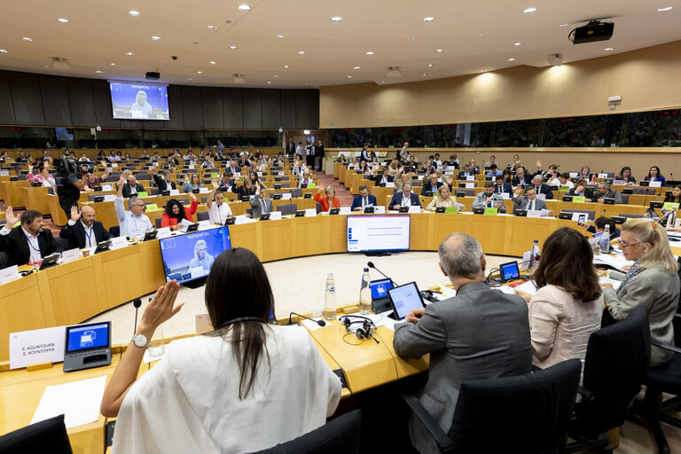 Photo 23: TRAN vote on two legislations that seek to reinforce passenger rights