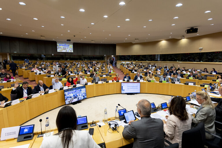 Photo 25: TRAN vote on two legislations that seek to reinforce passenger rights