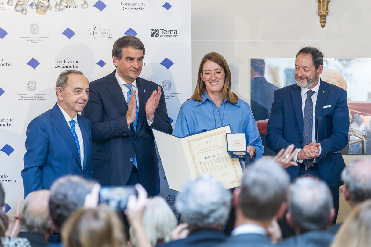Roberta METSOLA, EP President receives the De Sanctis Europa Award