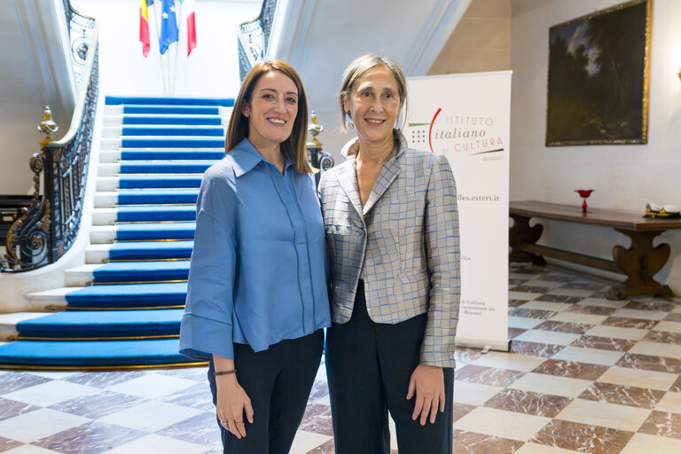 Valokuva 10: Roberta METSOLA, EP President receives the De Sanctis Europa Award