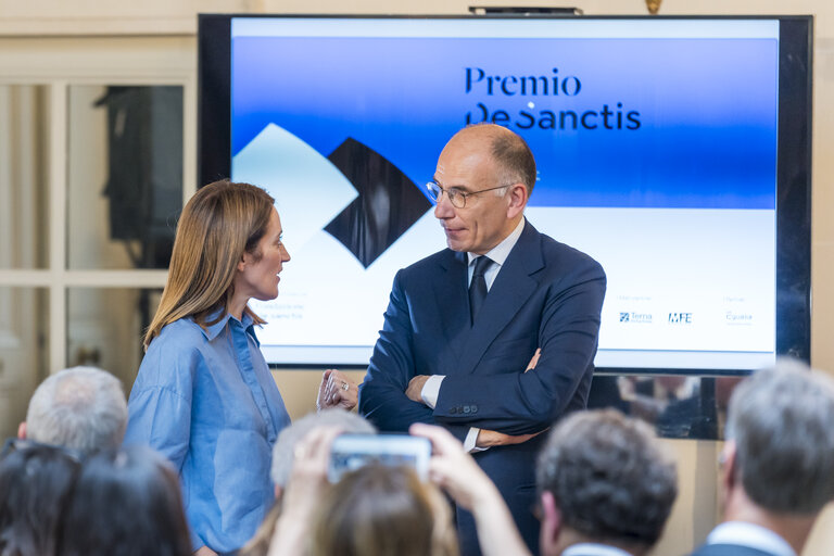 Valokuva 9: Roberta METSOLA, EP President receives the De Sanctis Europa Award