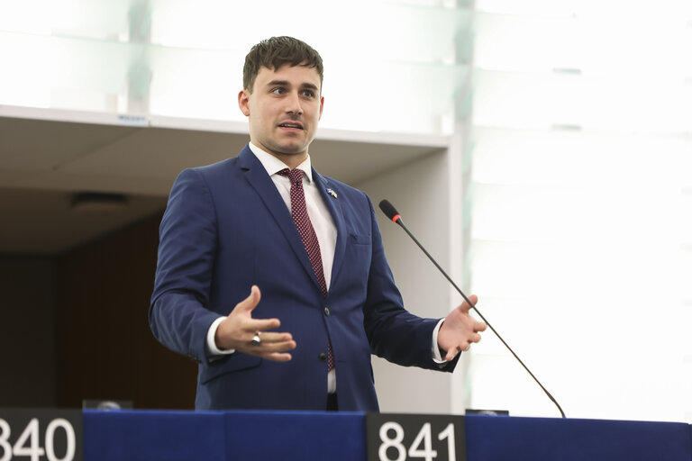 Photo 12: EP Plenary session.- EU action plan for deinstitutionalisation, family- and community-based care