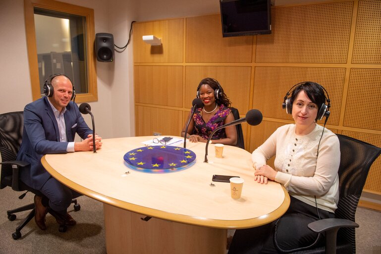 Foto 10: Podcast - Conversation with Assita KANKO