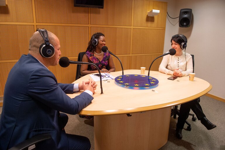 Foto 11: Podcast - Conversation with Assita KANKO