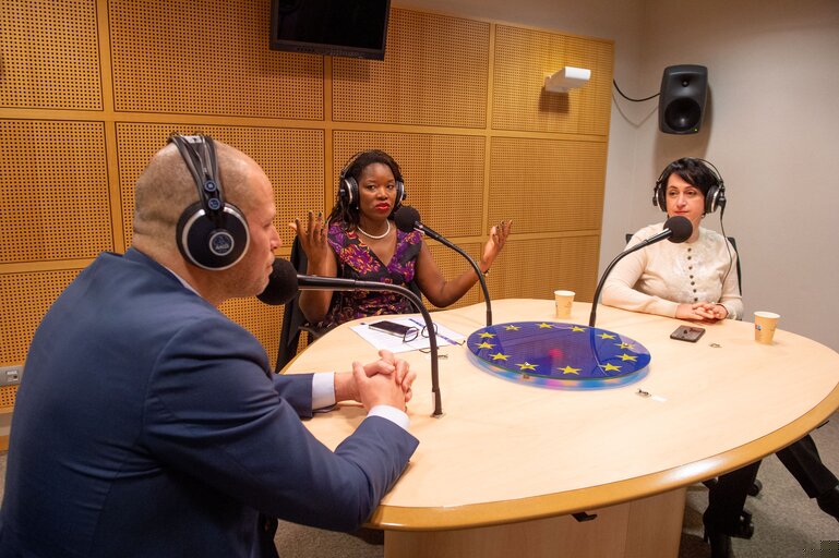 Foto 12: Podcast - Conversation with Assita KANKO