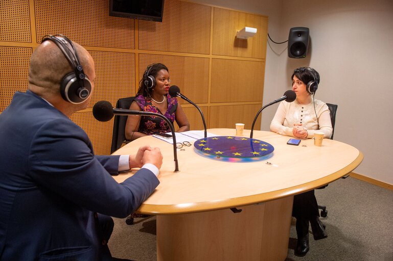 Foto 14: Podcast - Conversation with Assita KANKO